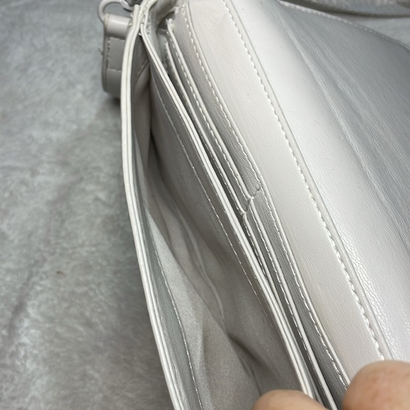 Steve Madden White Chevron Quilted Crossbody Bag - Picture 5 of 13